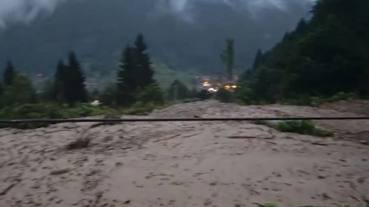 Trabzon'da etkili sağanak; Uzungöl'de taşkın