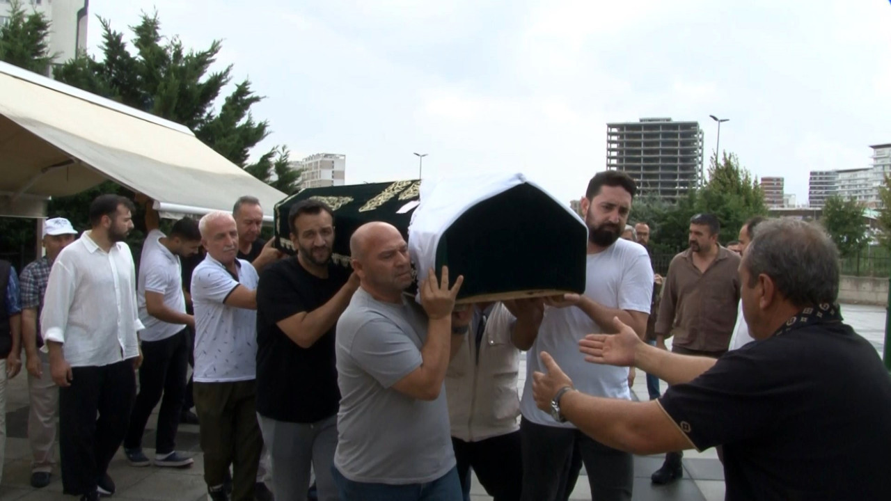 Zeytinburnu'ndaki İETT kazasında hayatını kaybeden kadın defnedildi