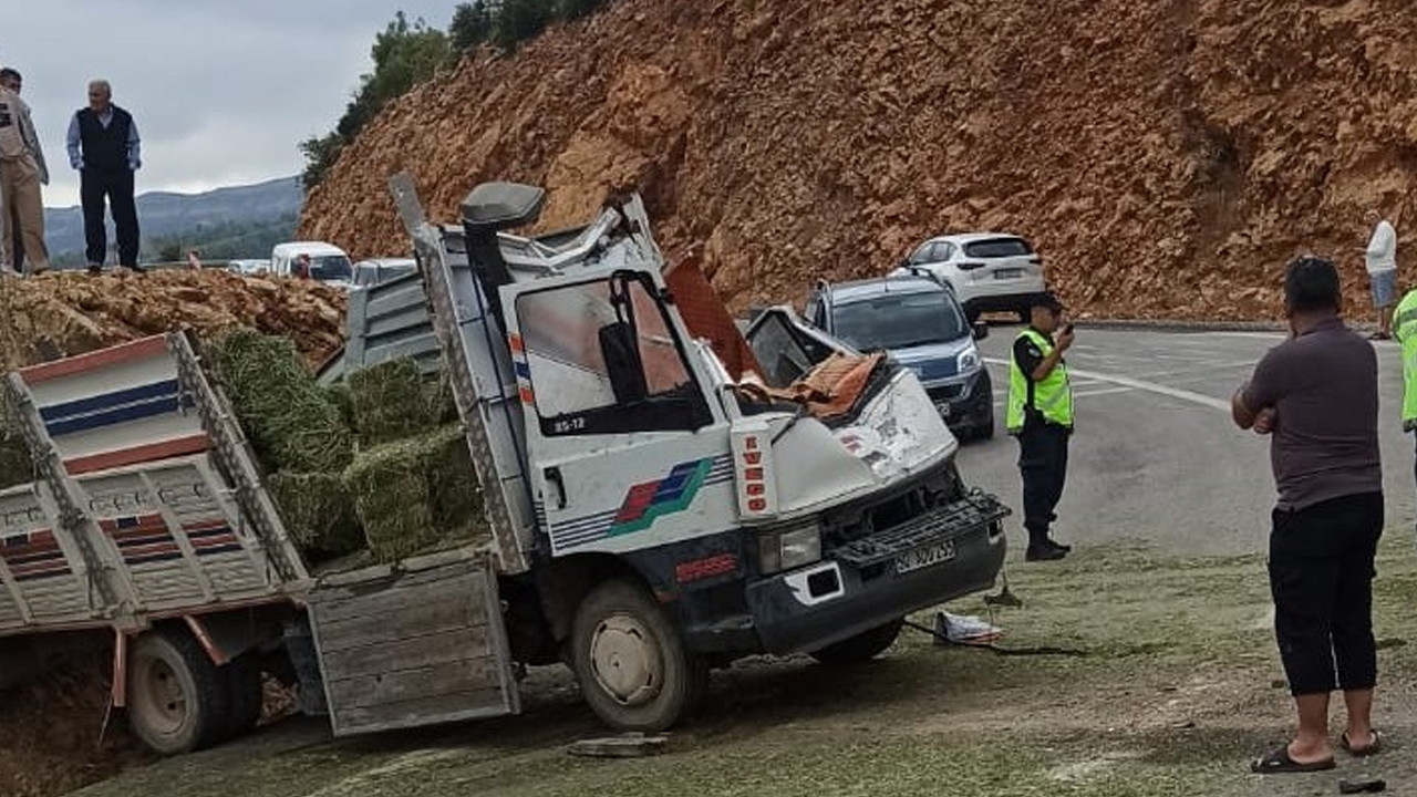Balyalar yola saçıldı: Kamyonet devrildi: Karaman’dan acı haber
