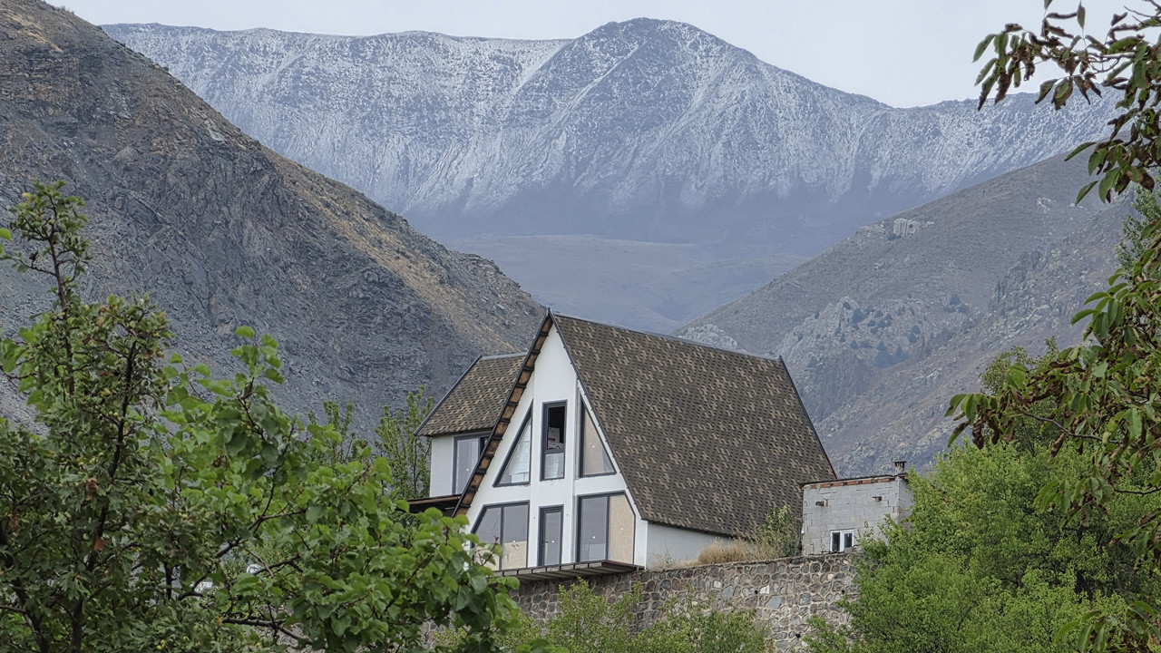 Erzincan Üzümlü'de ağustosta yağış sürprizi: Esence Dağı dolu nedeniyle beyaza büründü