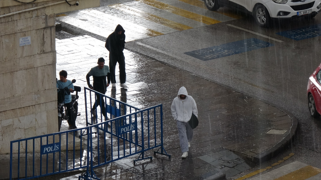 Erzurum'da hava bir anda değişti: Dolu ve sağanak bastırdı