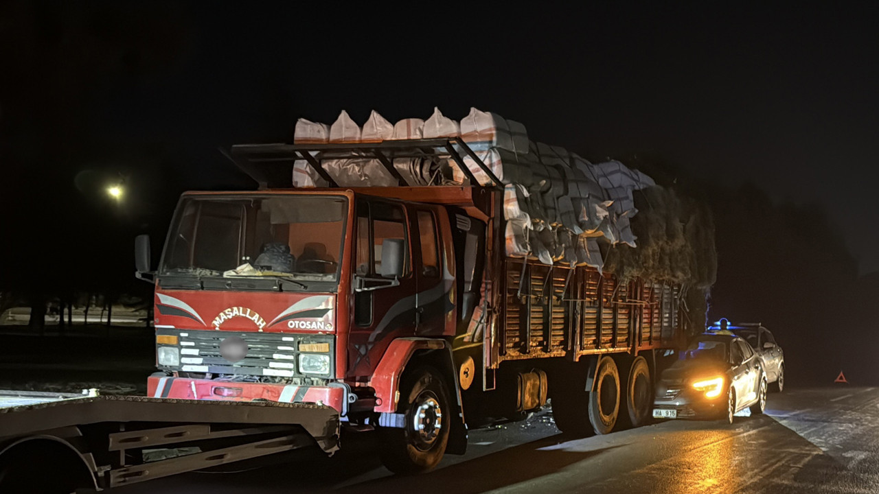 Eskişehir'de otomobil kamyona ok gibi saplandı: Sürücünün refleksi hayatını kurtardı