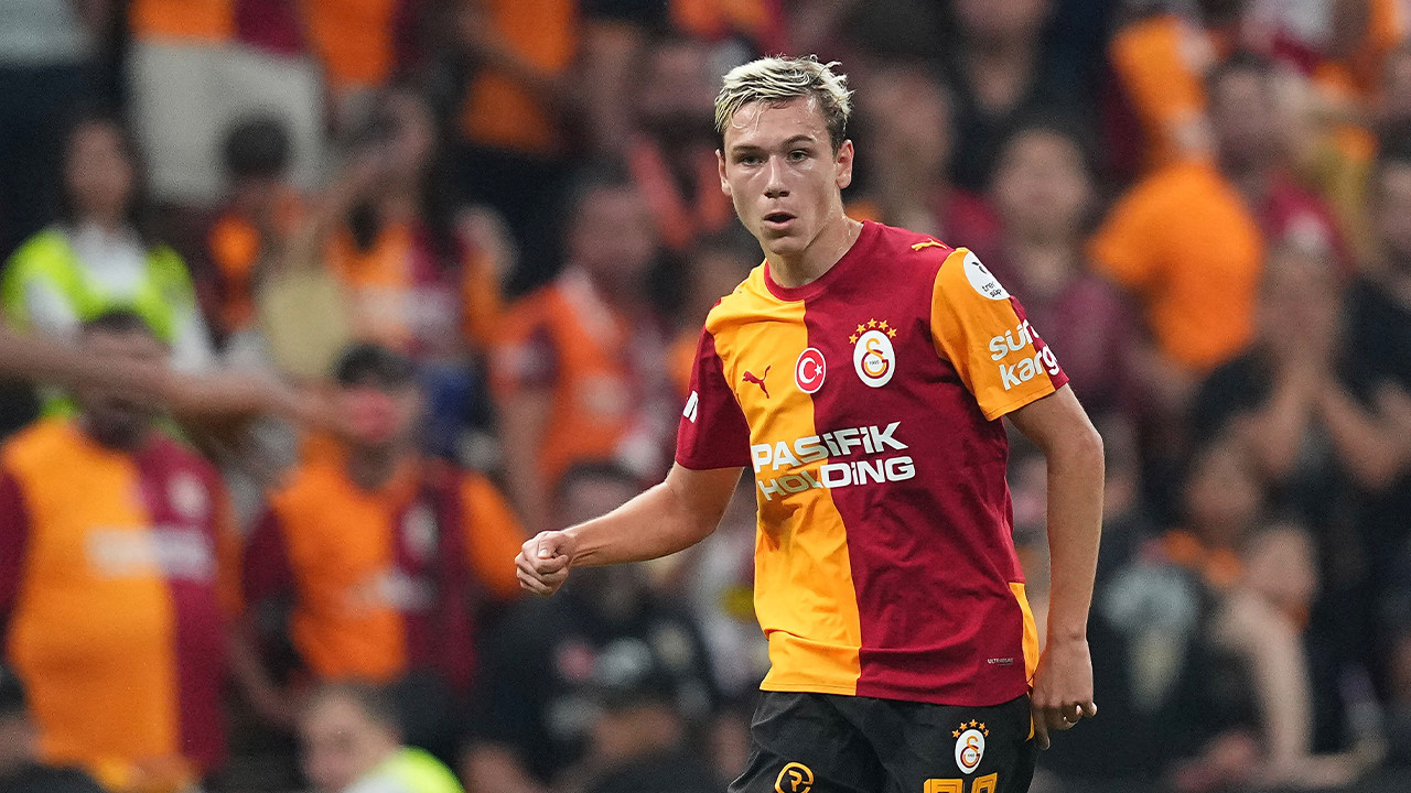 Galatasaray galibiyeti yeni transferler Leao ve Batrakov'un üçlüsüyle kutladı