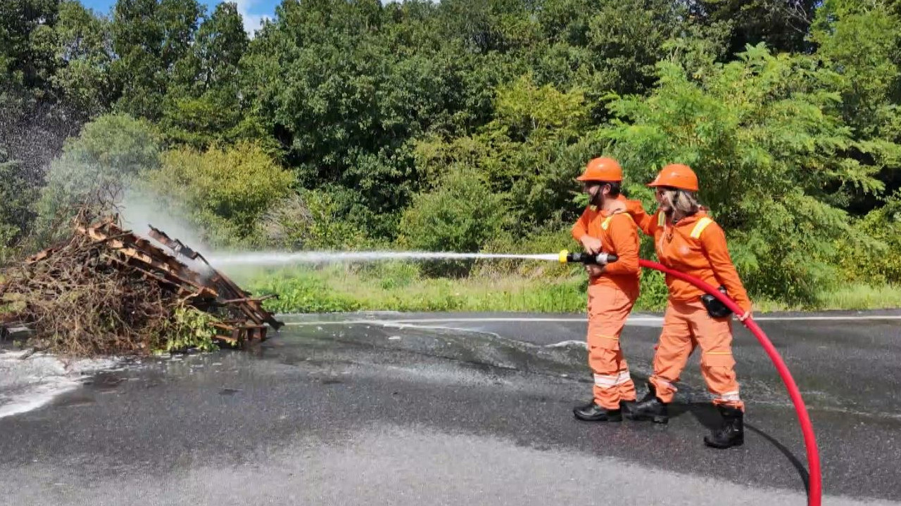 Kritik saniyeler, zorlu eğitim: Gazeteciler yangın sahasına hazırlanıyor