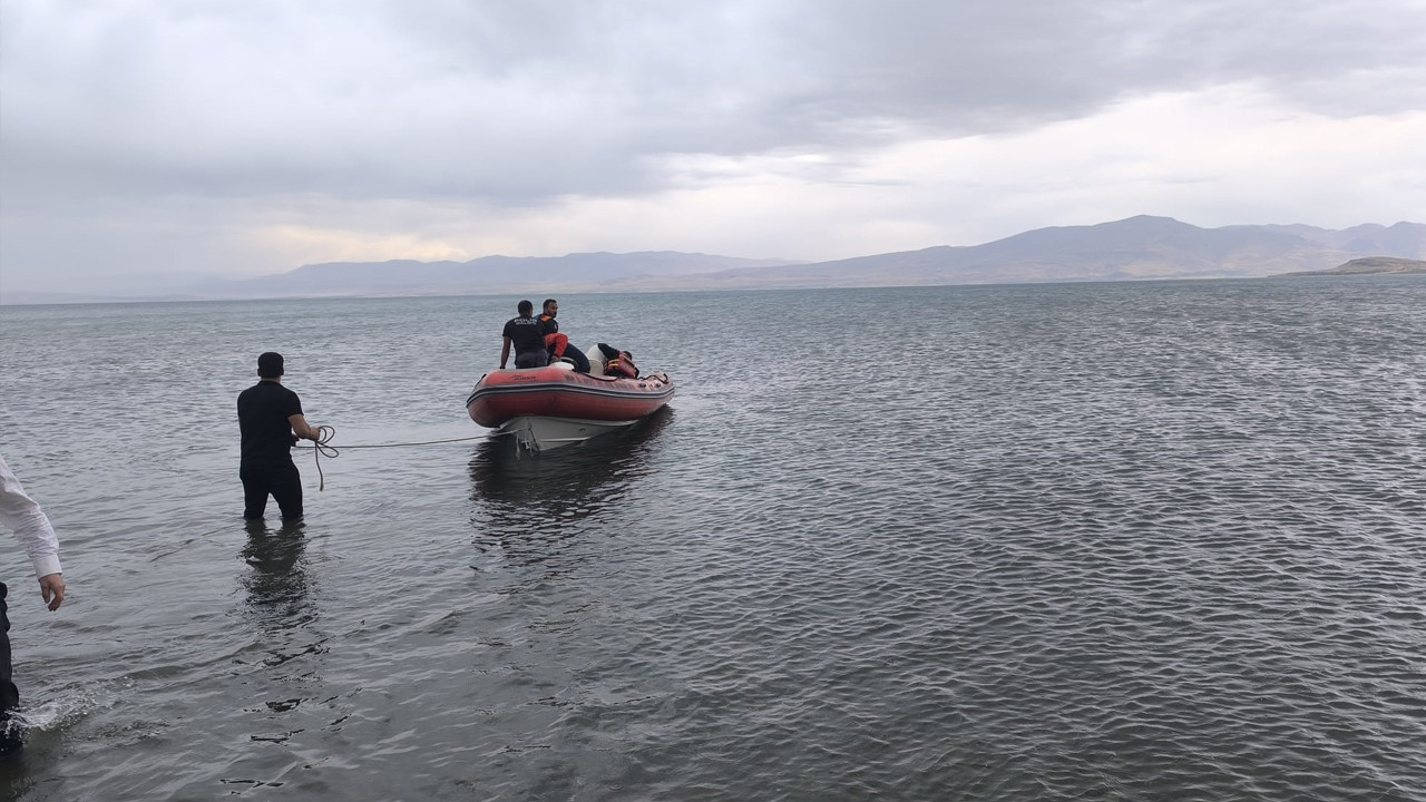 Van Gölü'nde can simidiyle sürüklenen 3 kişi kurtarıldı