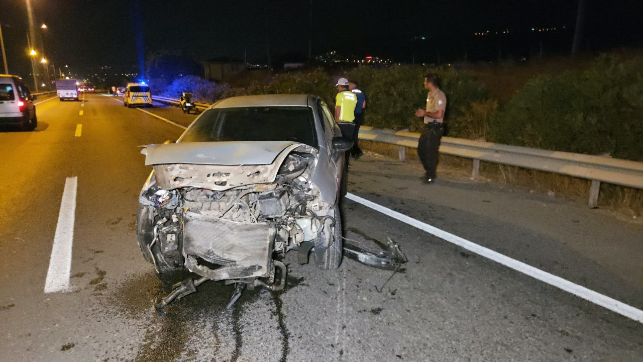 Bursa'da otomobil bariyerlere çarptı: 1 yaralı