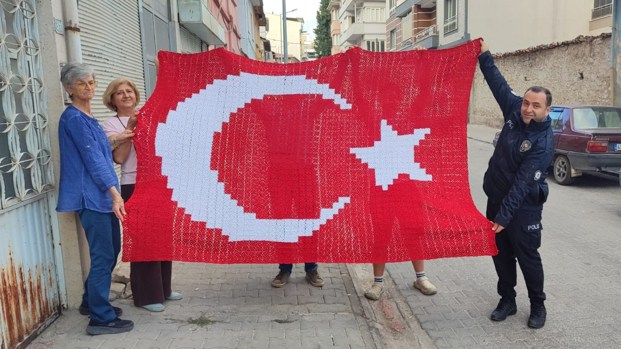 Demirci’de kadınların el emeğiyle zafer coşkusuna dev Türk bayrağı