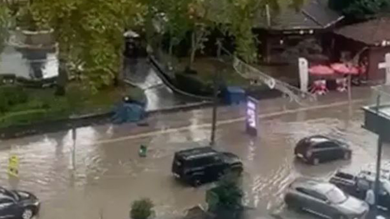 Rize'de sağanak cadde ve sokakları göle çevirdi