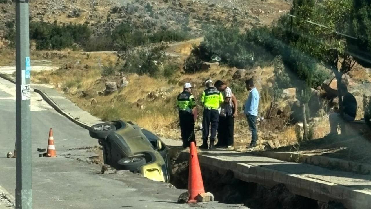 Rüzgar dubaları uçurdu, otomobil doğal gaz çalışması için açılan çukura düştü