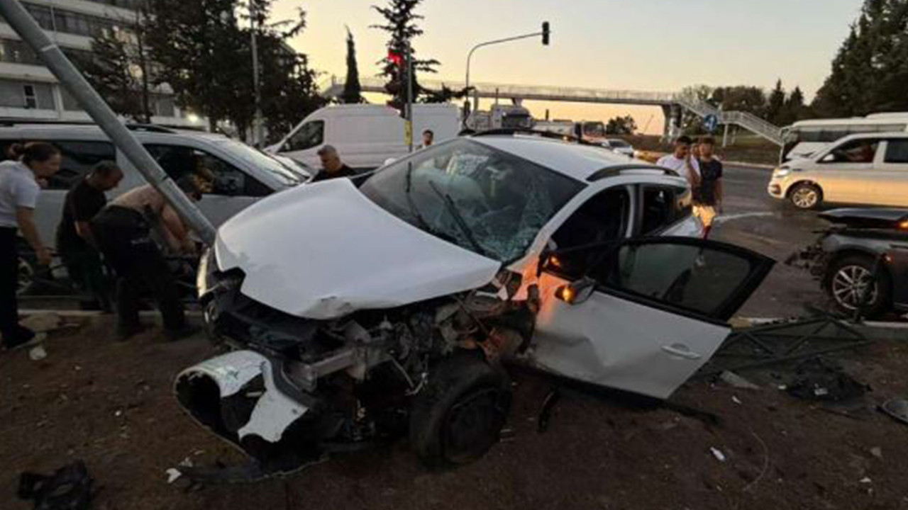 Tekirdağ'da iki otomobil çarpıştı, 6 kişi yaralandı