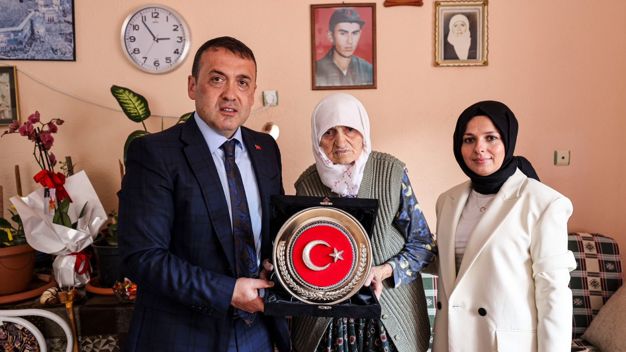 Vali Sözer ve eşinden 30 Ağustos'ta şehit ailesine anlamlı ziyaret