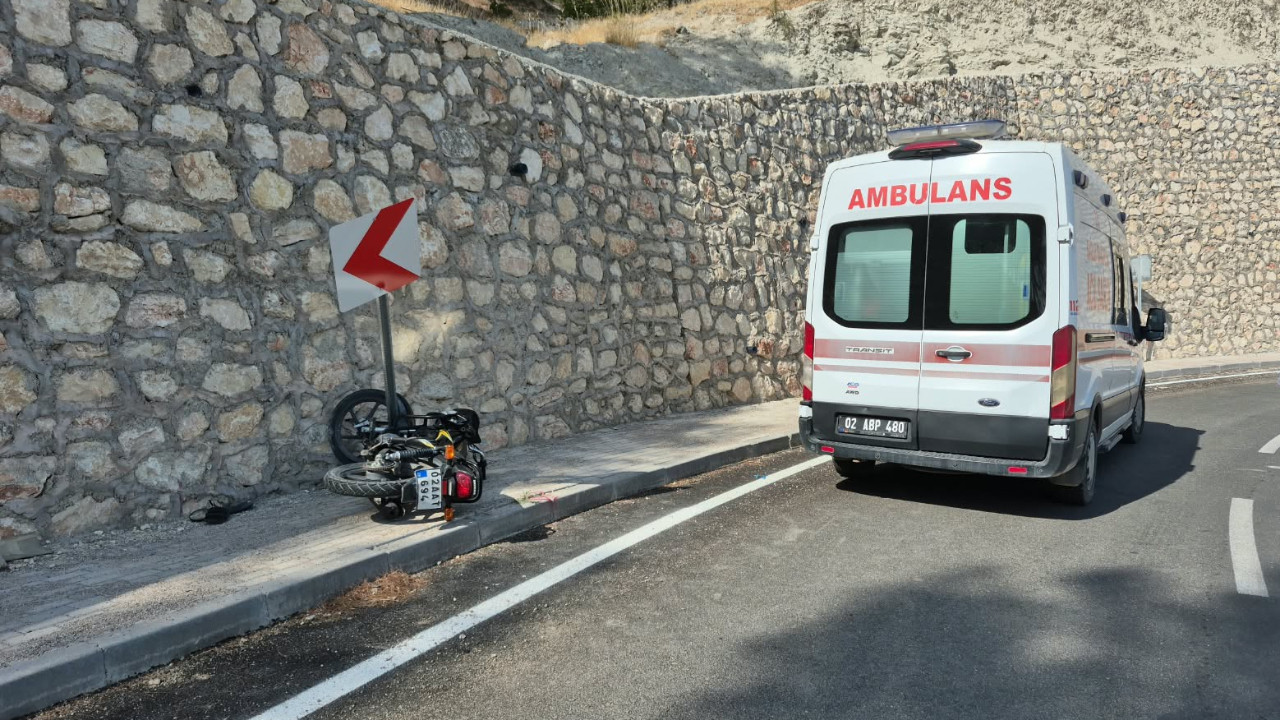 Adıyaman’da kontrolden çıkan motosiklet duvara çarptı: Sürücü ağır yaralı