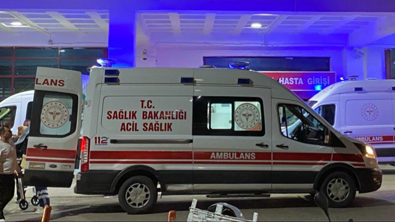 Afyonkarahisar'da otomobil refüje girdi: Kazada 4 kişi yaralandı