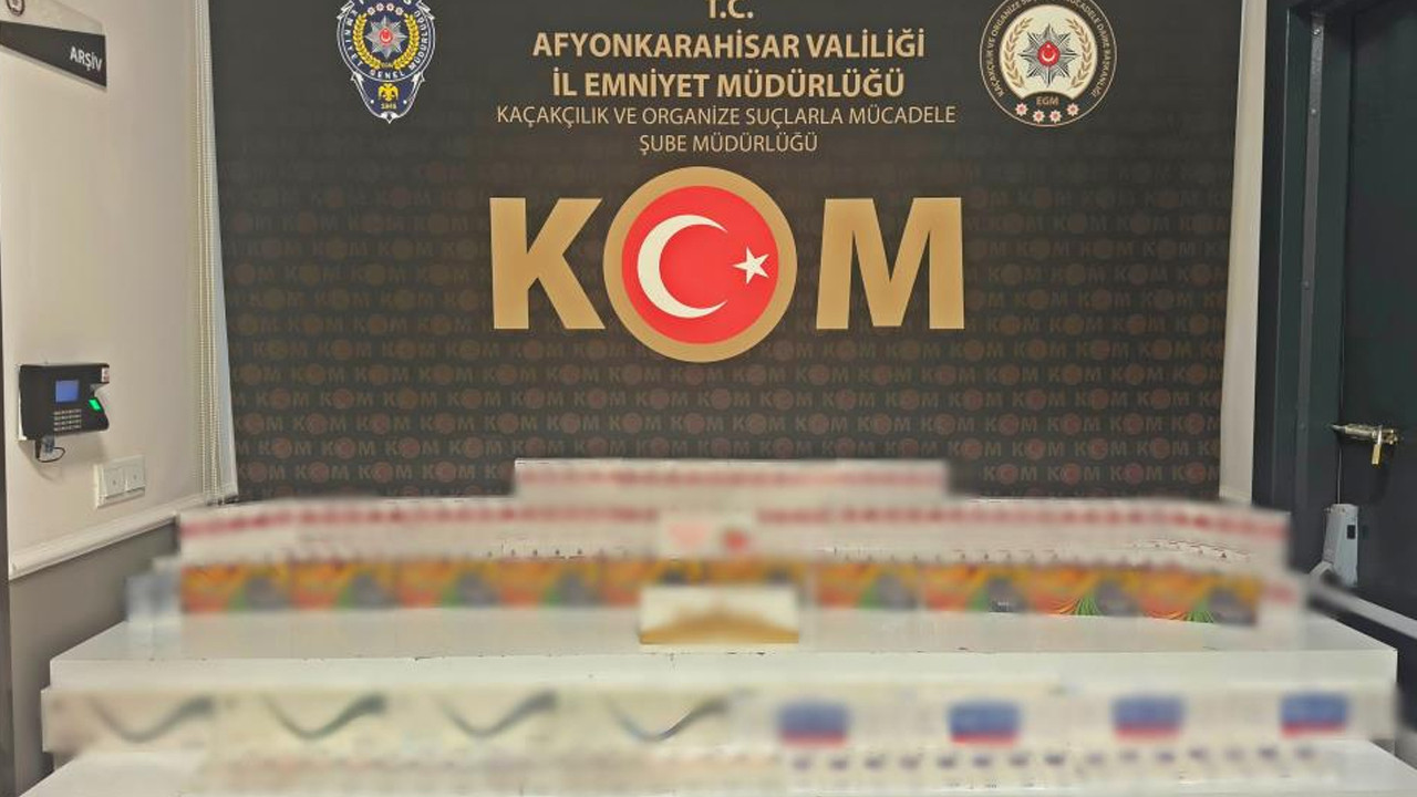 Afyonkarahisar'da polisten kaçakçılık operasyonu: Şüphe üzerine durdurulan araçta 700 paket kaçak sigara bulundu