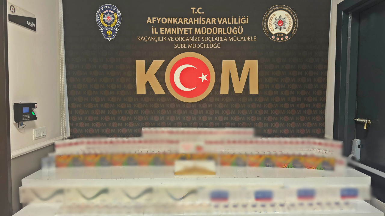 Afyonkarahisar’da şüpheli araçtan 700 paket kaçak sigara çıktı