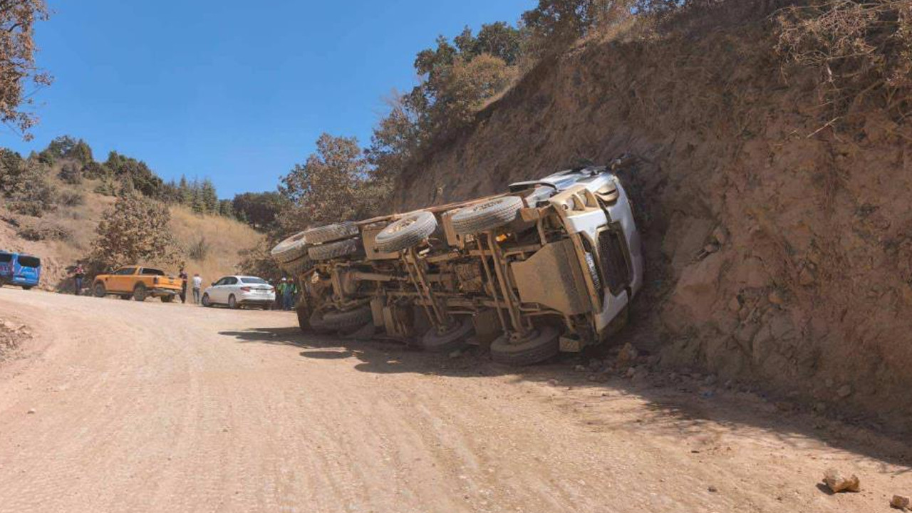 Bilecik'te taş yüklü hafriyat kamyonu devrildi: 1 yaralı