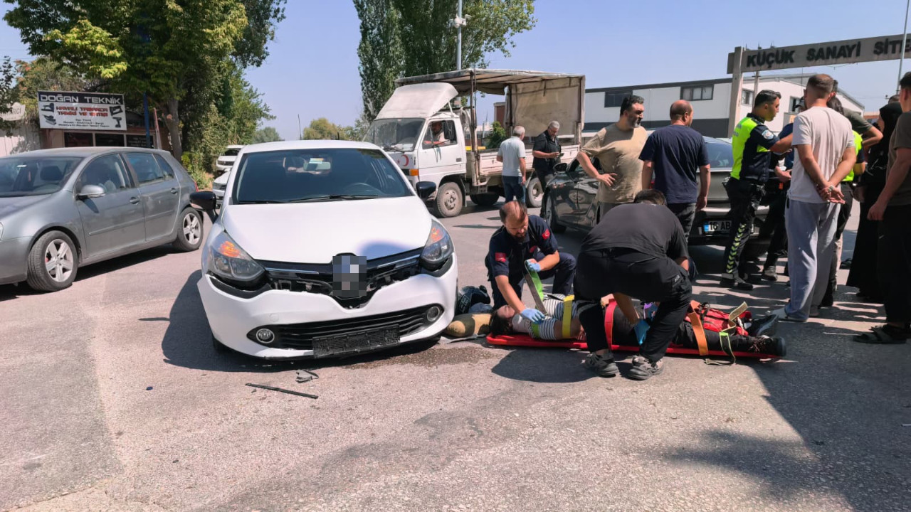 Bursa’da motosiklet iki otomobille çarpıştı: Sürücü yaralandı