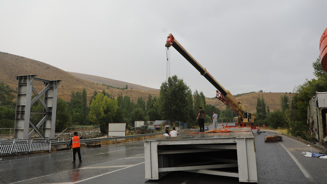 Darende'de atıl kalan ve kaza riski taşıyan Nadir Üst Geçidi söküldü