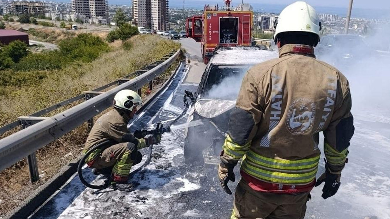 Hatay’da seyir halindeki otomobil alevlere teslim oldu