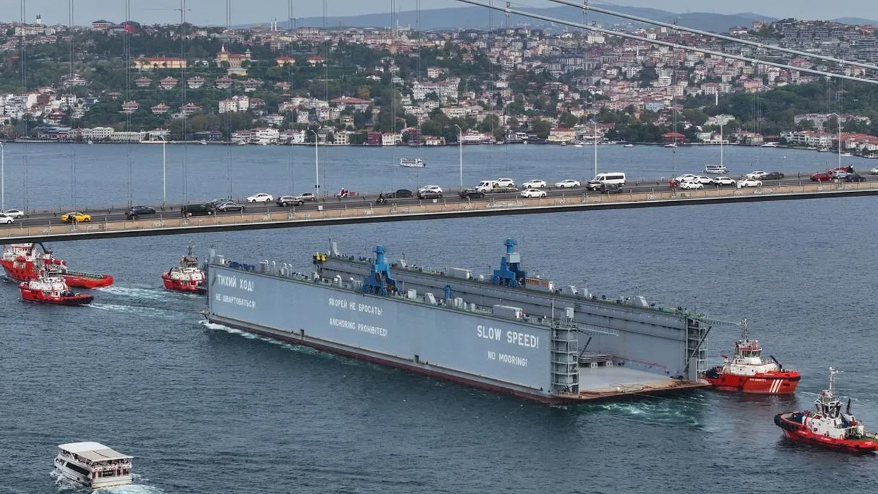 İHA saldırısında hasar gören gemi İstanbul Boğazı’nda: Trafik durduruldu