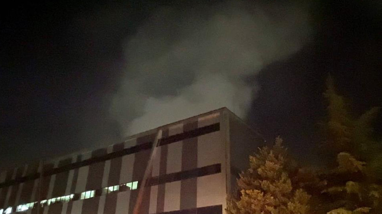 İnegöl'deki tekstil fabrikasında çatı yangını itfaiye tarafından söndürüldü