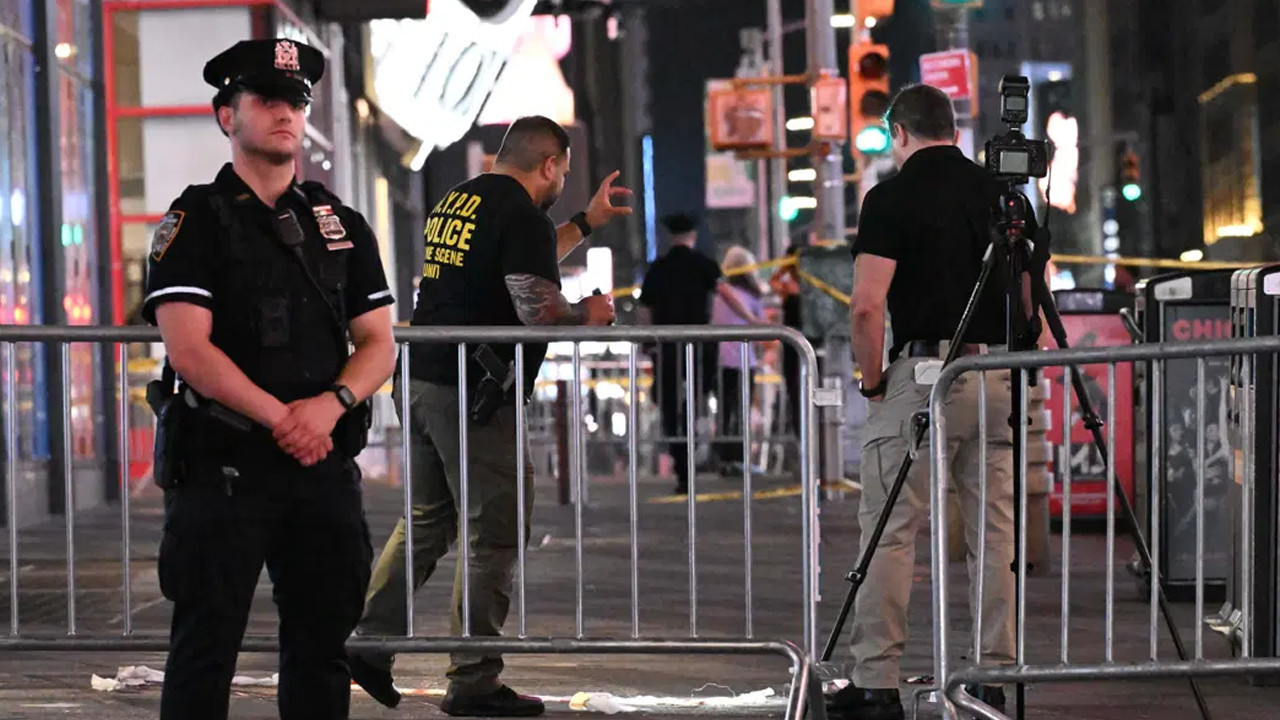 New York’ta iki kişiyi bıçaklayan saldırgan polis tarafından öldürüldü