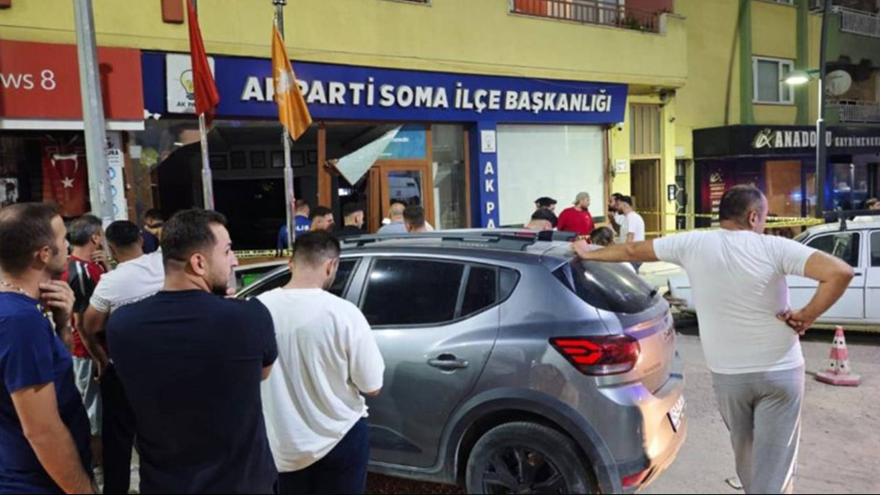 Şaşkına çeviren kaza: Otomobil AK Parti binasına daldı