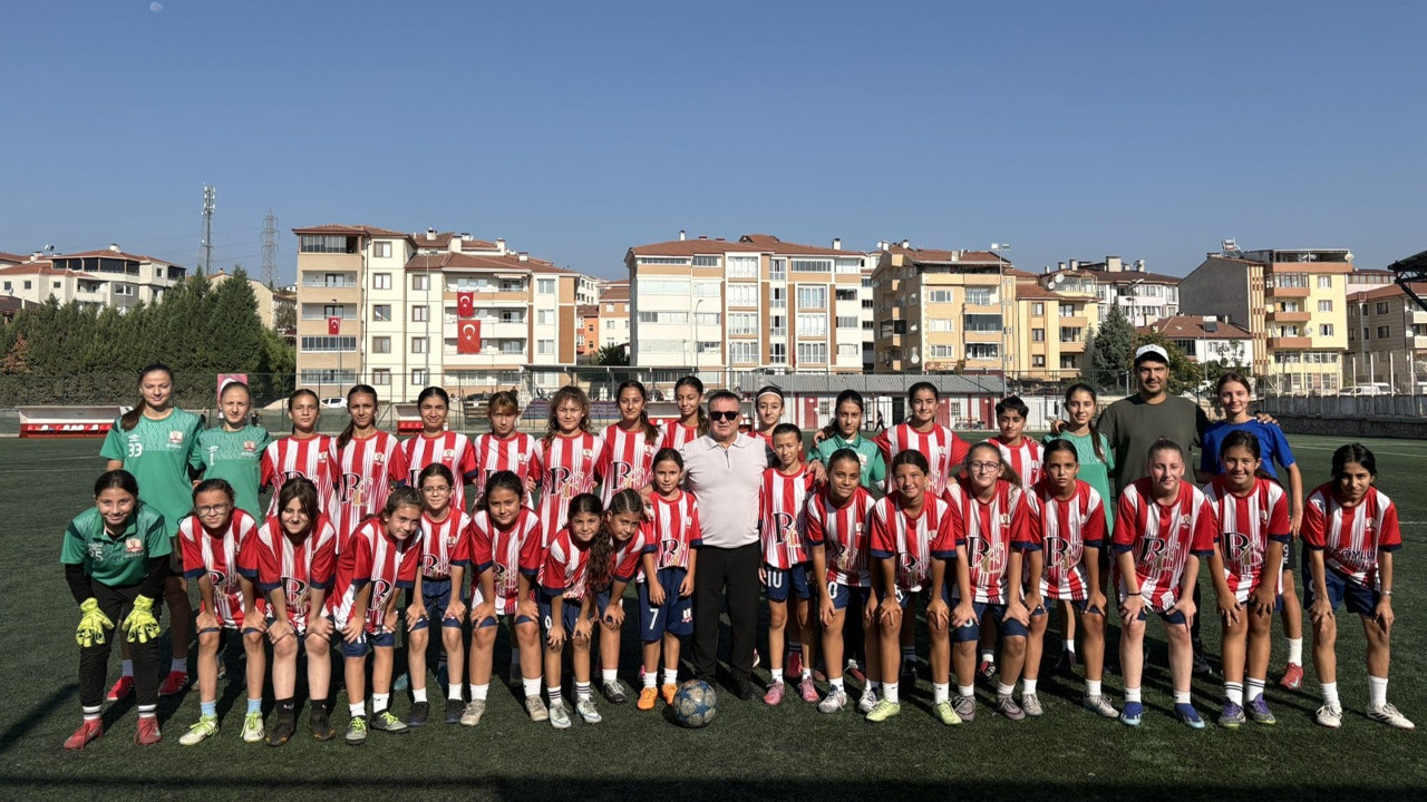 İl Müdürü Demir’den Yaz Spor Okulları’ndaki futbolculara ziyaret