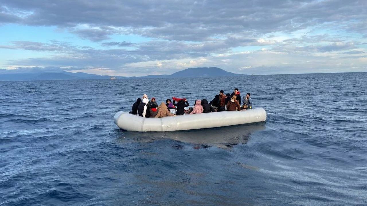 İzmir'de 56 düzensiz göçmen yakalandı