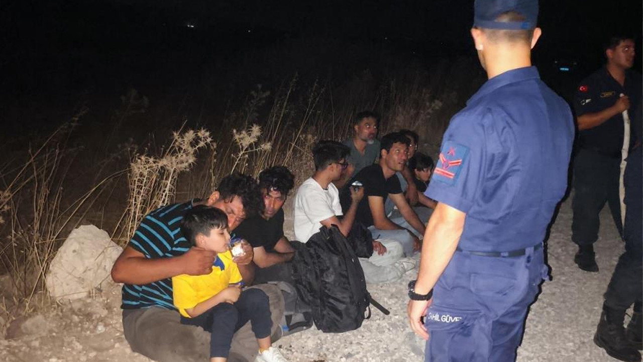 İzmir'de karada mahsur kalan 18 düzensiz göçmen kurtarıldı