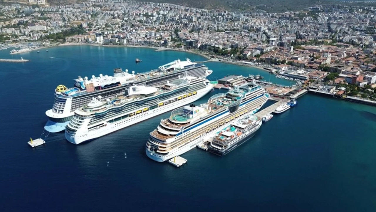 Kuşadası’na 3 gemiyle 8 bin 560 turist geldi