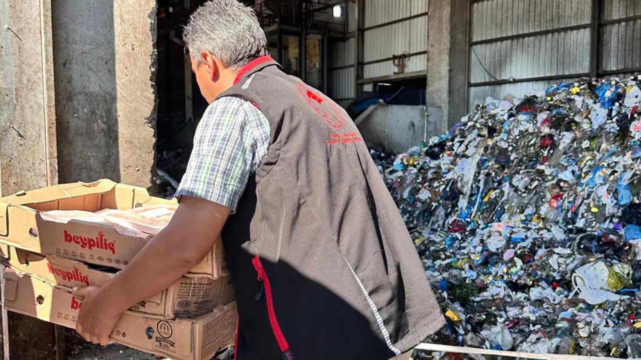 Denetimde ortaya çıktı: 140 kilo tarihi geçmiş tavuk imha edildi