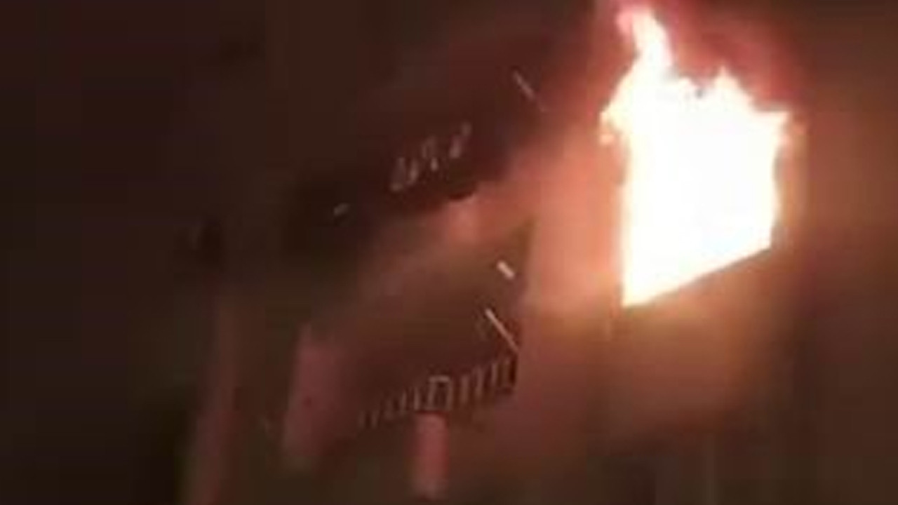 Gecenin karanlığında korkutan yangın: Alevler 5'inci katı sardı