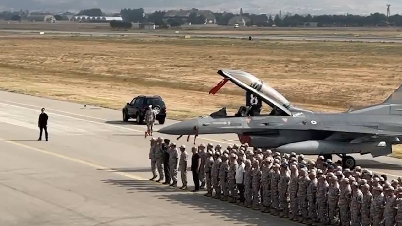 Orgeneral kokpite geçti: İlk uçuşun adresi dikkat çekti