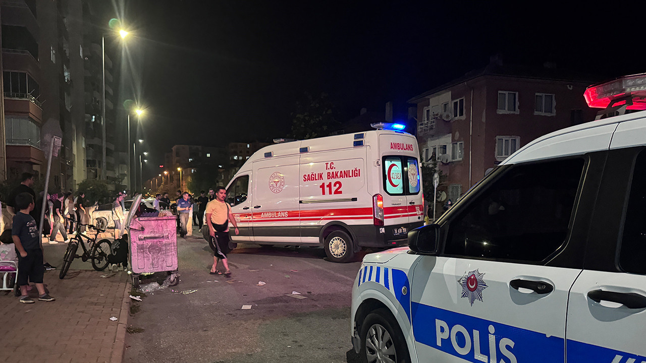 Ticari araçla çarpışan otomobil bina duvarına çarptı