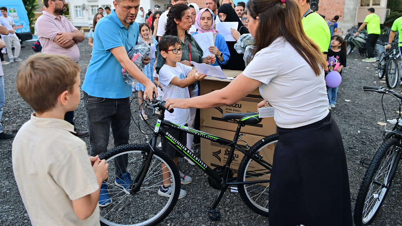 Yüzlerce çocuk hayalindeki bisiklete kavuştu: Bahçelievler'de fosil yakıta karşı pedallı çözüm