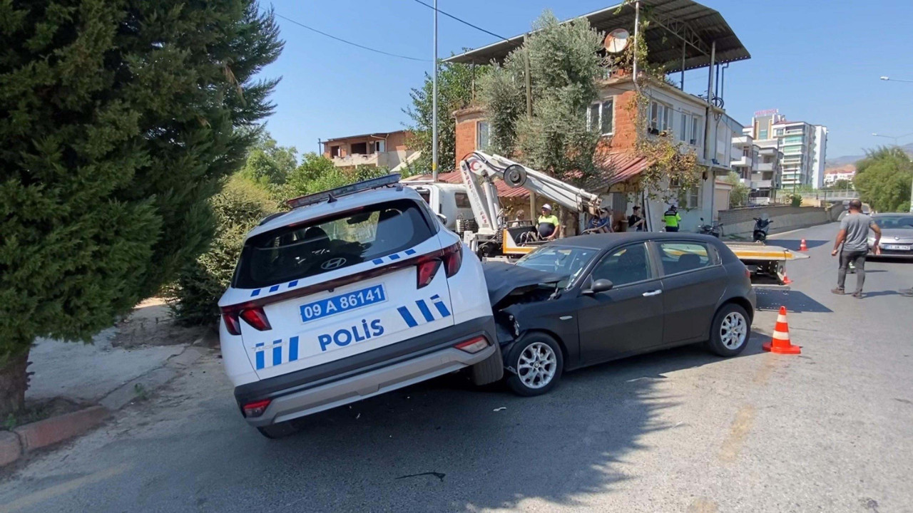 Aydın’da polis aracıyla otomobil çarpıştı: 1’i polis 2 yaralı