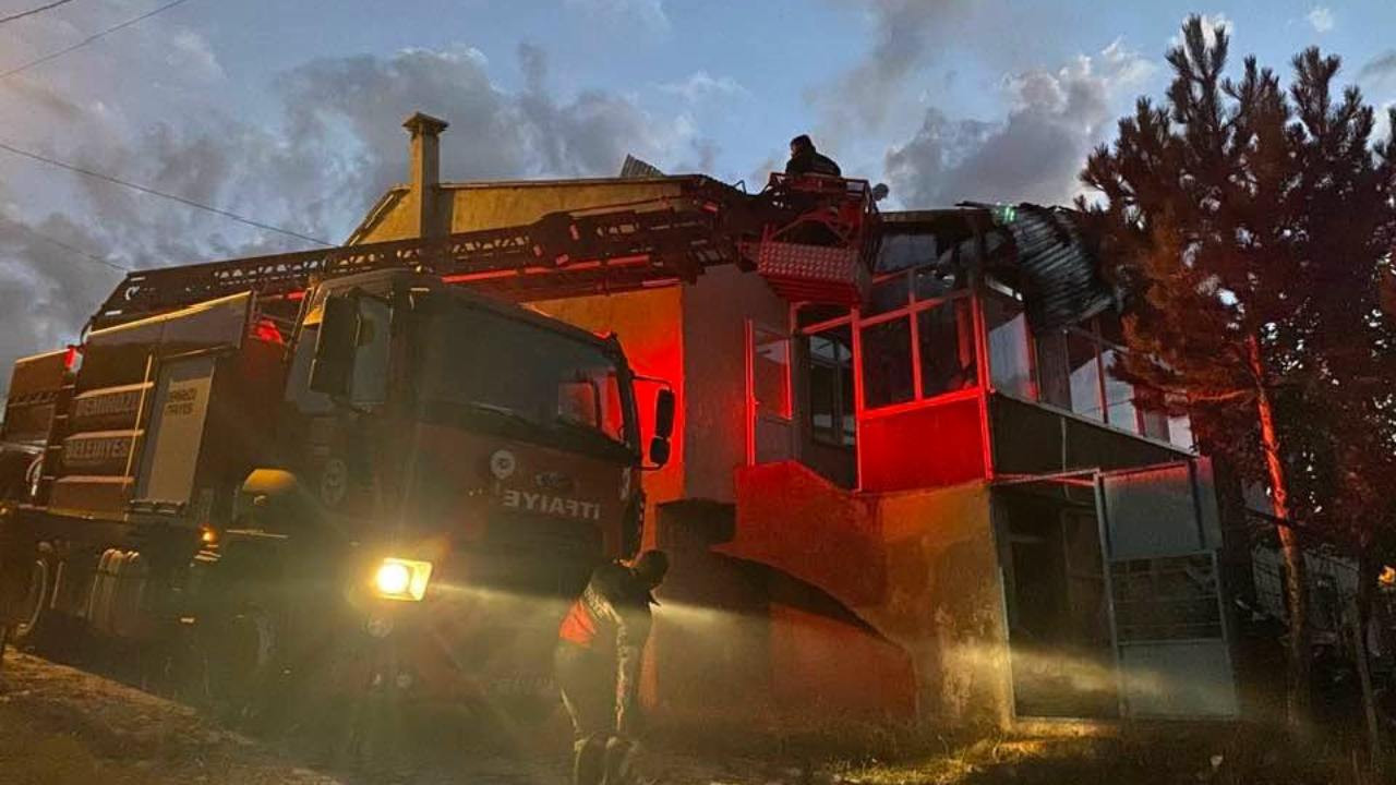 Bayburt’ta evin çatısı alevlere teslim oldu