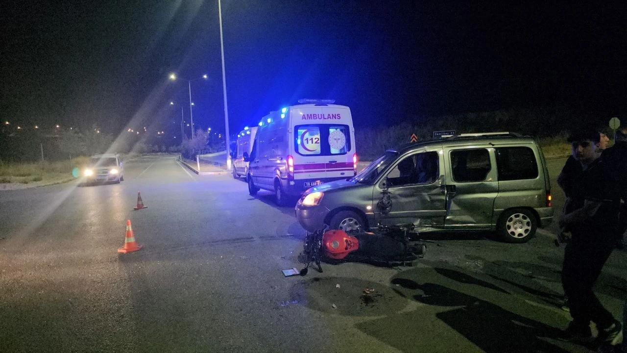 Çorum’da motosiklet ile hafif ticari araç çarpıştı: 3 yaralı