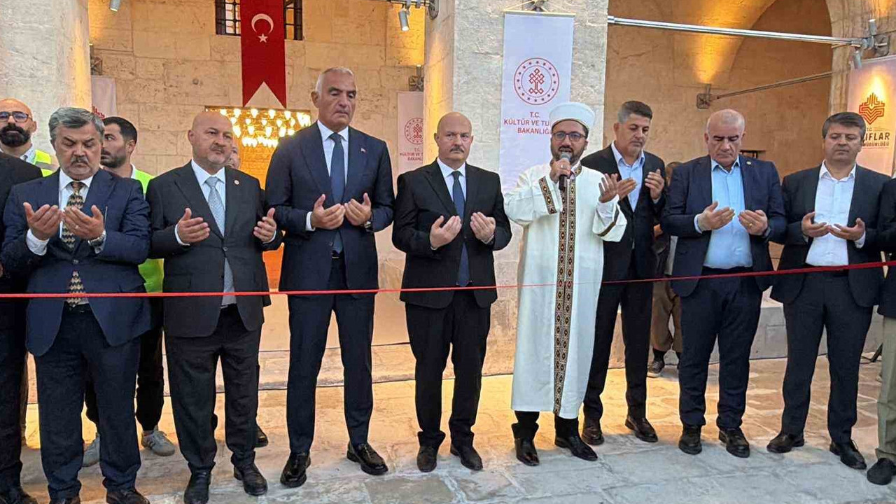 Depremde yıkılan tarihi cami, restorasyon sonrası cuma namazıyla yeniden ibadete açıldı