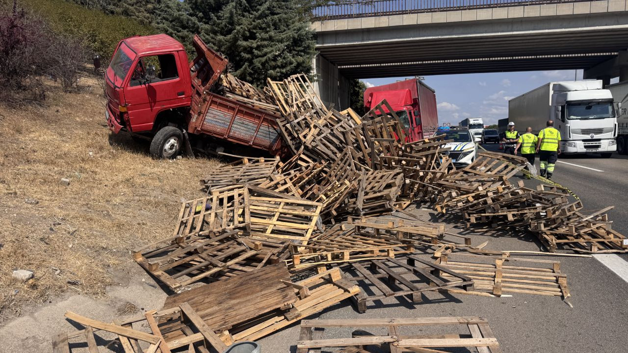 Kamyonetin arkasında beklerken kamyonun çarptığı kişi öldü