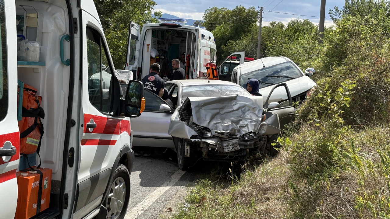 Kastamonu’da kamyonet ile otomobil kafa kafaya çarpıştı: 4 yaralı