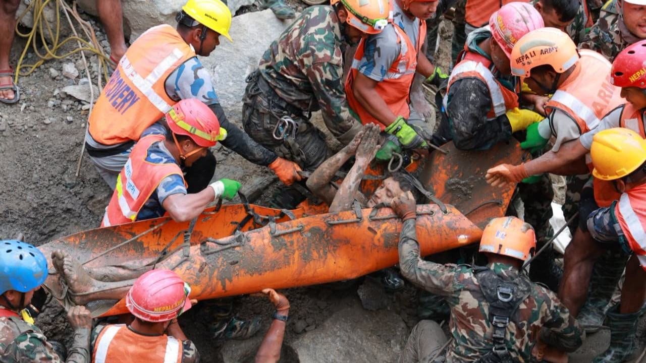 Nepal’de mucize kurtuluş: 2 işçi 9 gün sonra sağ çıkarıldı