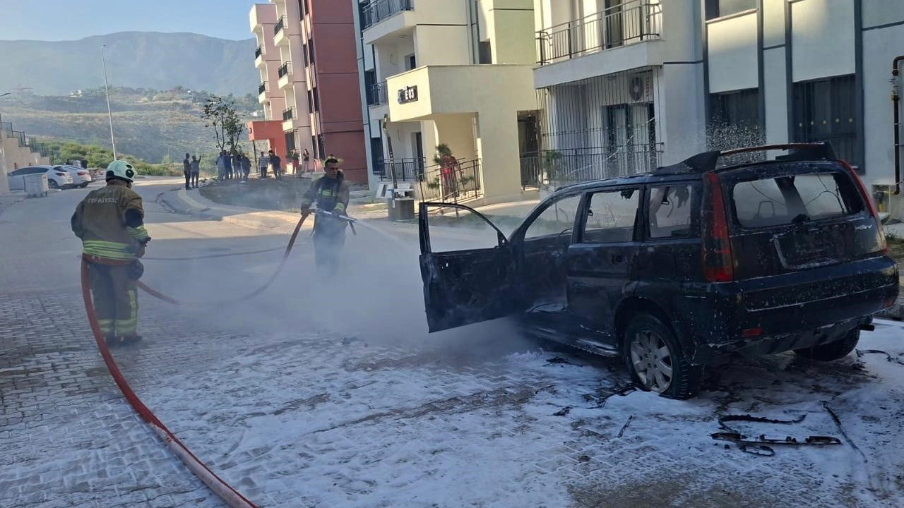 Park halindeki otomobil alevlere teslim oldu