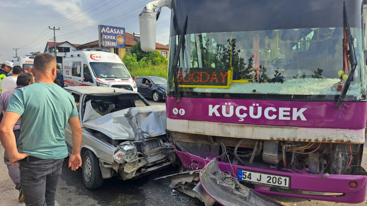 Sakarya’da özel halk otobüsü ile otomobil kafa kafaya çarpıştı: 5 yaralı