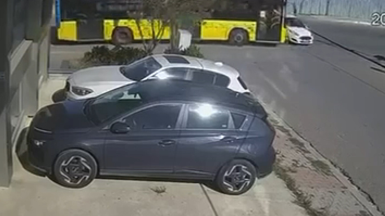 Sultanbeyli’deki kazanın görüntüleri ortaya çıktı: Otobüs ile otomobil çarpıştı: 4 yaralı