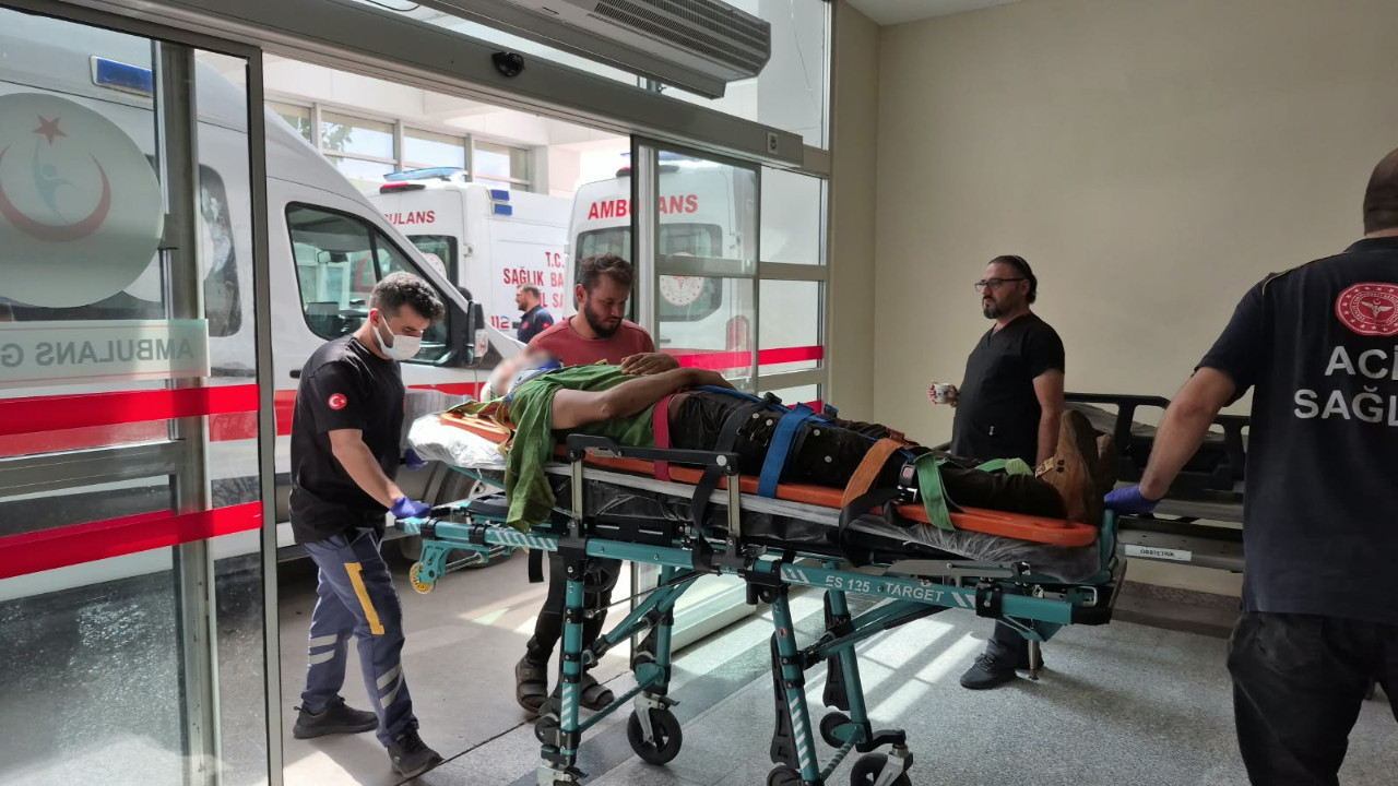 Adıyaman’da tütün yüklü römork devrildi: 8 işçi yaralandı