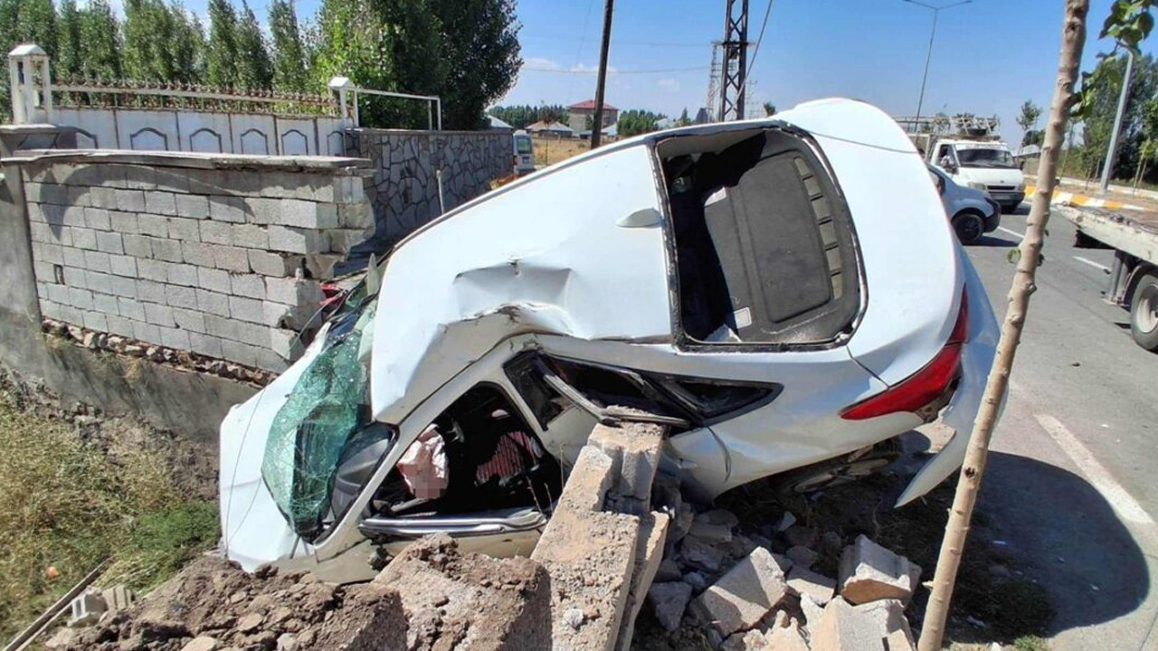 Ağrı'da feci kaza: Otomobil ile hafif ticari araç çarpıştı