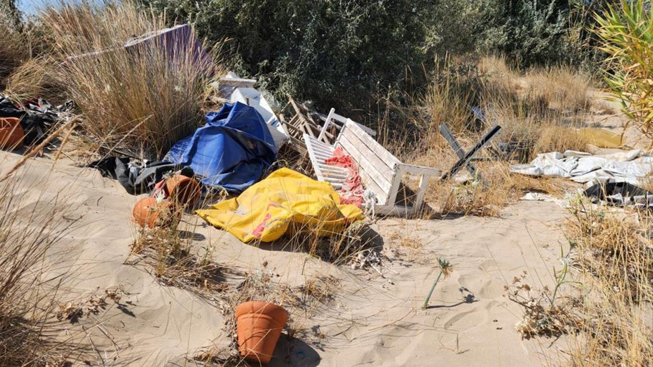 Çeşme Altınkum Plajı’nda kum zambaklarının bulunduğu alan çöplüğe döndü
