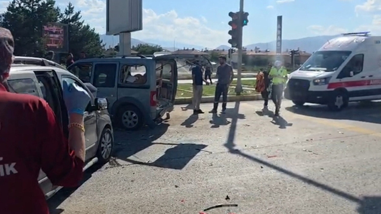Erzincan’da iki araç çarpıştı: Kazada 4 kişi yaralandı